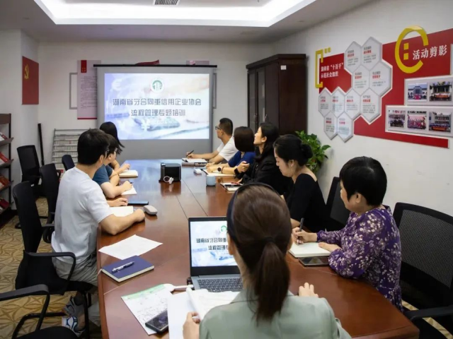 湖南天信興業(yè)會計師事務(wù)所副總經(jīng)理、注冊會計師曹明艷受邀為省守合同重信用協(xié)會秘書處授課